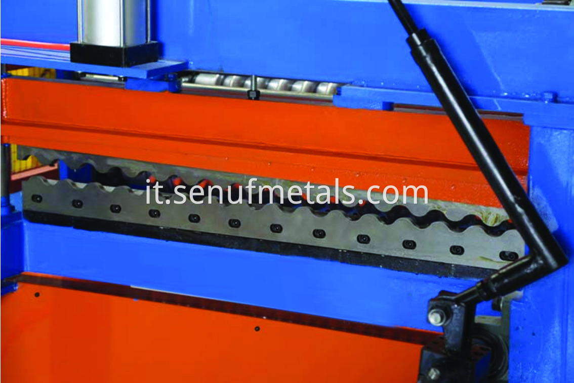 Corrugated roofing machine cutting